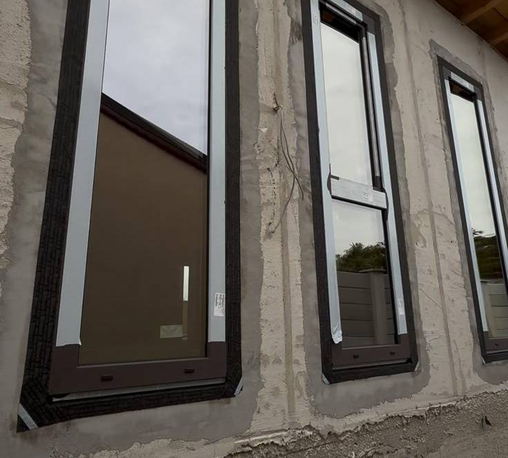Ferestre PVC maro montate la o locuință