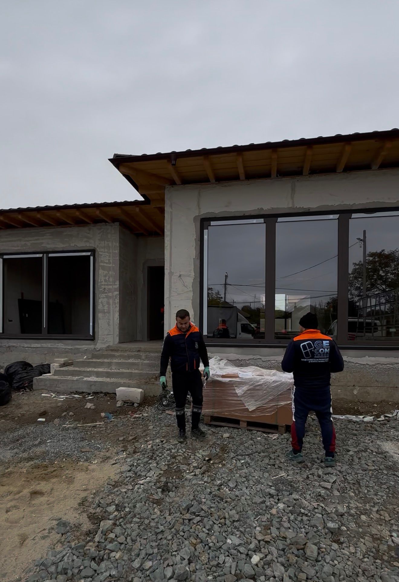 Echipa GECOM THERM la montajul ferestrelor PVC pentru o locuință