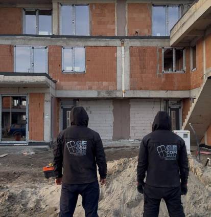 Doi membri ai echipei GECOM THERM pe șantier