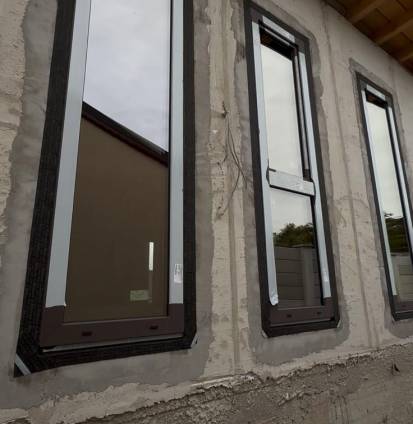 Ferestre PVC maro montate la o locuință