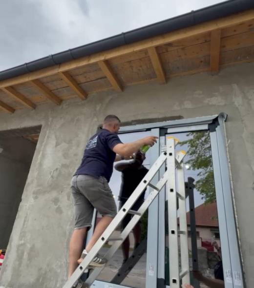 Montator GECOM THERM instalând o fereastră PVC